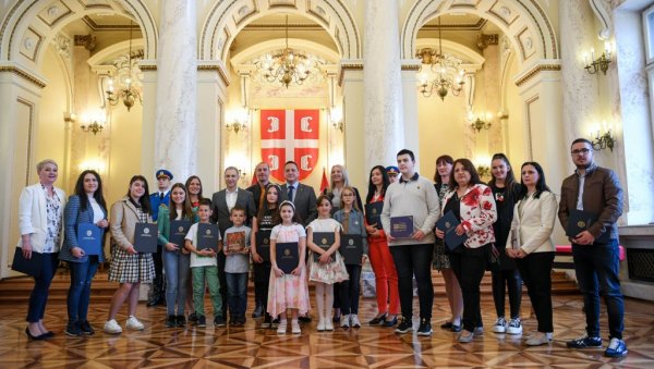 НАШ ВОЈНИК - НАШ ХЕРОЈ Министри Стефановић и Ружић уручили награде победницима овог конкурса НАШ ВОЈНИК - НАШ ХЕРОЈ Министри Стефановић и Ружић уручили награде победницима овог конкурса