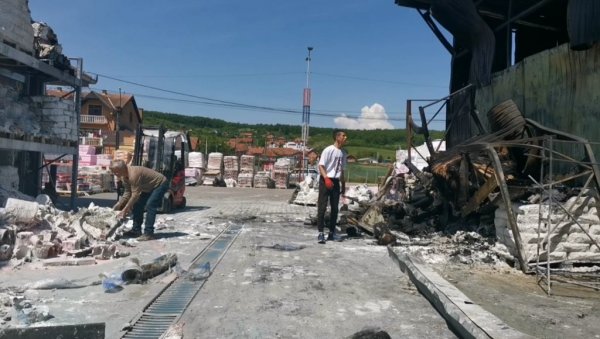 ПОЖАР (НИ)ЈЕ БИО ПОДМЕТНУТ? Последице ватрене стихије на стоваришту боја и лакова на периферији Крушевца ПОЖАР (НИ)ЈЕ БИО ПОДМЕТНУТ? Последице ватрене стихије на стоваришту боја и лакова на периферији Крушевца