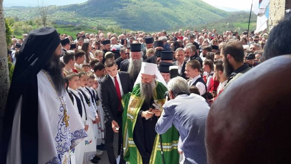 ПАТРИЈАРХ СРДАЧНО ДОЧЕКАН У ПЉЕВЉИМА: Порфирије ће освештати црквенонародни дом (ФОТО/ВИДЕО)