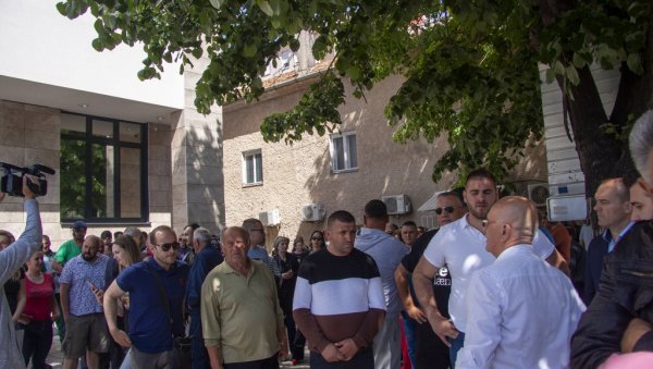 ТЕРАЈУ ИХ ДА УЗМУ ПРАВДУ У СВОЈЕ РУКЕ: Породице Чучковић и Којовић протестовале испред требињске Палате правде ТЕРАЈУ ИХ ДА УЗМУ ПРАВДУ У СВОЈЕ РУКЕ: Породице Чучковић и Којовић протестовале испред требињске Палате правде