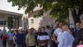 ТЕРАЈУ ИХ ДА УЗМУ ПРАВДУ У СВОЈЕ РУКЕ: Породице Чучковић и Којовић протестовале испред требињске Палате правде