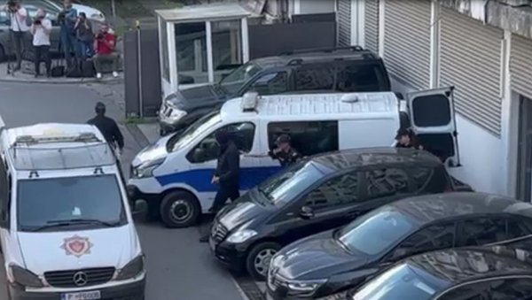 ДА НЕ УТЕКНЕ, БЛАЖУ 72 САТА ЗАДРЖАВАЊЕ: Ухапшени председник Привредног суда саслушан у Специјалном државном тужилаштву ДА НЕ УТЕКНЕ, БЛАЖУ 72 САТА ЗАДРЖАВАЊЕ: Ухапшени председник Привредног суда саслушан у Специјалном државном тужилаштву