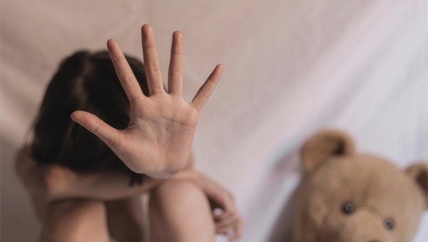 ПИЈАН ТУКАО ЋЕРКУ, УДАРАО ЈЕ ГДЕ ЈЕ СТИГАО: Језива тортура у Земуну, насилник ухапшен ПИЈАН ТУКАО ЋЕРКУ, УДАРАО ЈЕ ГДЕ ЈЕ СТИГАО: Језива тортура у Земуну, насилник ухапшен