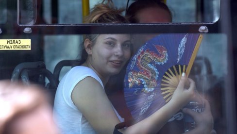 VISOKE TEMPERATURE U APRILU TEŠKO SE PODNOSE U GRADSKOM PREVOZU: Majstore, isključi grejanje! VISOKE TEMPERATURE U APRILU TEŠKO SE PODNOSE U GRADSKOM PREVOZU: Majstore, isključi grejanje!