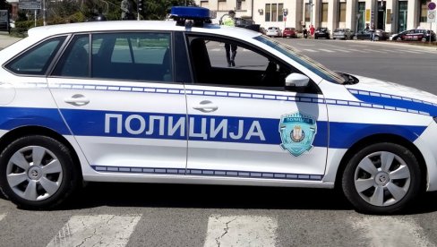 AUTOMOBIL ZAVRŠIO NA KROVU: Saobraćajna nesreća na Karaburmi (FOTO) AUTOMOBIL ZAVRŠIO NA KROVU: Saobraćajna nesreća na Karaburmi (FOTO)