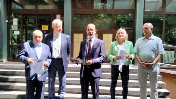 ХОЋЕ СТАЛНУ РАДНУ ГРУПУ ЗА ЗАШТИТУ: Протест адвоката испред зграде суда у Новом Саду због напада ХОЋЕ СТАЛНУ РАДНУ ГРУПУ ЗА ЗАШТИТУ: Протест адвоката испред зграде суда у Новом Саду због напада
