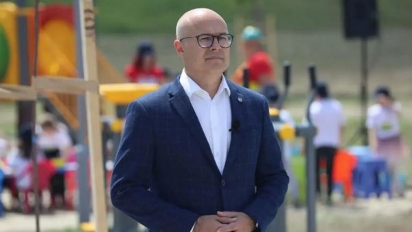 ВУЧЕВИЋ НА ОТВАРАЊУ СЕНТАНДРЕЈСКОГ ПАРКА: Неискоришћена и потпуно неуређена површина од око три хектара, данас је добила прави квалитет ВУЧЕВИЋ НА ОТВАРАЊУ СЕНТАНДРЕЈСКОГ ПАРКА: Неискоришћена и потпуно неуређена површина од око три хектара, данас је добила прави квалитет