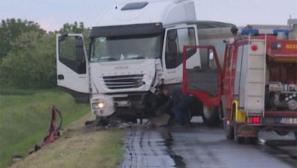 ОТАЦ И ЋЕРКА ЗАЈЕДНО ОТИШЛИ У СМРТ: Детаљи тешке саобраћајне несреће код Бијељине - ауто смрскан, ватрогасци извлачили тела ОТАЦ И ЋЕРКА ЗАЈЕДНО ОТИШЛИ У СМРТ: Детаљи тешке саобраћајне несреће код Бијељине - ауто смрскан, ватрогасци извлачили тела