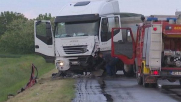 ОТАЦ И ЋЕРКА ЗАЈЕДНО ОТИШЛИ У СМРТ: Детаљи тешке саобраћајне несреће код Бијељине - ауто смрскан, ватрогасци извлачили тела