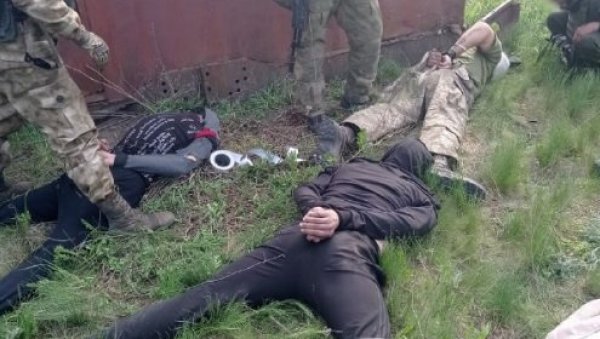 ЗАРОБЉЕНИ НАЦИСТИ КОД ХАРКОВА: Руски спецназ ухватио диверзантску групу (ФОТО) ЗАРОБЉЕНИ НАЦИСТИ КОД ХАРКОВА: Руски спецназ ухватио диверзантску групу (ФОТО)