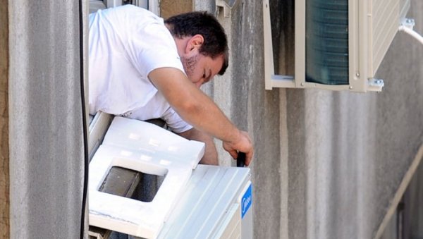 ДА СЕ ПРЕЗНОЈИШ ОД ЦЕНЕ ХЛАЂЕЊА: Уочи врелих летњих дана власници клима размишљају о редовном сервису уређаја ДА СЕ ПРЕЗНОЈИШ ОД ЦЕНЕ ХЛАЂЕЊА: Уочи врелих летњих дана власници клима размишљају о редовном сервису уређаја