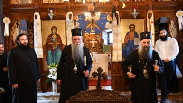 ПОРФИРИЈЕ ПОД ОСТРОГОМ: Патријарх српски стигао је у манастир у навечерје празника Светог Василија Острошког ПОРФИРИЈЕ ПОД ОСТРОГОМ: Патријарх српски стигао је у манастир у навечерје празника Светог Василија Острошког