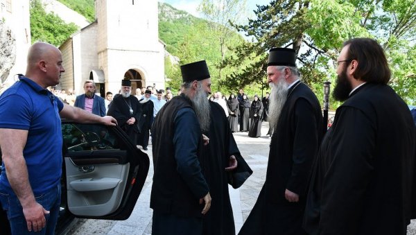 СУРЕТ МОГУЋ ЈЕДИНО У ОСТРОГУ: Предлог за састанак са патријархом дошао из кабинета Абазовића СУРЕТ МОГУЋ ЈЕДИНО У ОСТРОГУ: Предлог за састанак са патријархом дошао из кабинета Абазовића