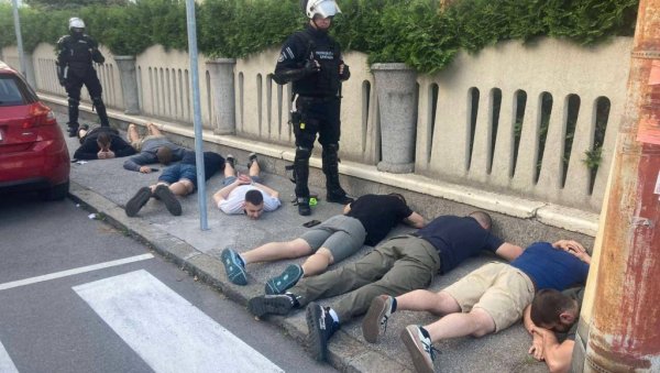 ПОГЛЕДАЈТЕ ФОТОГРАФИЈЕ ХАПШЕЊА ХУЛИГАНА НА АУТОКОМАНДИ: Након туче навијача приведено 23 учесника инцидента (ФОТО) ПОГЛЕДАЈТЕ ФОТОГРАФИЈЕ ХАПШЕЊА ХУЛИГАНА НА АУТОКОМАНДИ: Након туче навијача приведено 23 учесника инцидента (ФОТО)