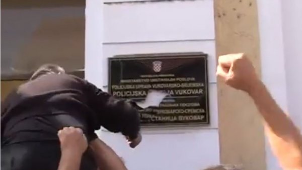 НАГРАДА РАЗБИЈАЧУ ЋИРИЛИЧНИХ ТАБЛИ: Зоран Милановић одликовао Томислава Јосића из Вуковара (ВИДЕО) НАГРАДА РАЗБИЈАЧУ ЋИРИЛИЧНИХ ТАБЛИ: Зоран Милановић одликовао Томислава Јосића из Вуковара (ВИДЕО)