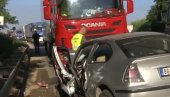 TEŽAK UDES U BEOGRADU: Sudarili se automobil i kamion, jedna osoba povređena TEŽAK UDES U BEOGRADU: Sudarili se automobil i kamion, jedna osoba povređena