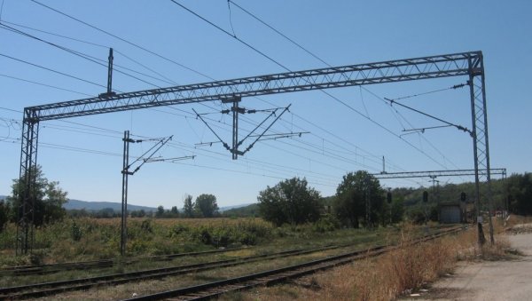ПРОНАЂЕНО ТЕЛО ПОРЕД ПРУГЕ У ВРАЊСКОЈ БАЊИ: Сумња се да је мушкарца ударио теретни воз ПРОНАЂЕНО ТЕЛО ПОРЕД ПРУГЕ У ВРАЊСКОЈ БАЊИ: Сумња се да је мушкарца ударио теретни воз