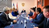 ВУЛИН ПОСЕТИО ПОЛИЦИЈСКУ УПРАВУ БОР: Разговори о унапређењу безбедности грађана ВУЛИН ПОСЕТИО ПОЛИЦИЈСКУ УПРАВУ БОР: Разговори о унапређењу безбедности грађана