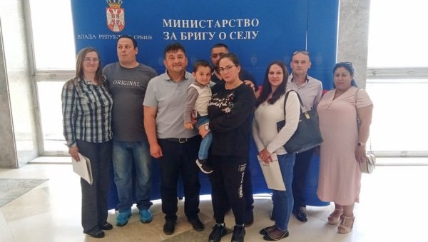 ДОДЕЉЕНА СРЕДСТВА ЗА КУПОВИНУ КУЋА: Пет младих породица из општине Житиште добиће кров над главом ДОДЕЉЕНА СРЕДСТВА ЗА КУПОВИНУ КУЋА: Пет младих породица из општине Житиште добиће кров над главом
