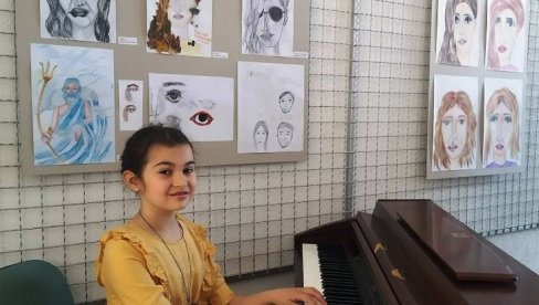 OPET BLISTA MLADA VASILIJA (11): Paraćinka druga na konkursu o patrijarhu Pavlu (FOTO) OPET BLISTA MLADA VASILIJA (11): Paraćinka druga na konkursu o patrijarhu Pavlu (FOTO)