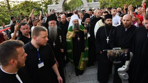 ХИЉАДЕ У РЕДУ ДА ИХ БЛАГОСЛОВИ ЧУДОТВОРАЦ: У манастиру Острог, уз патријарха српског Порфирија, молитва - успомена на Светог Василија (ФОТО) ХИЉАДЕ У РЕДУ ДА ИХ БЛАГОСЛОВИ ЧУДОТВОРАЦ: У манастиру Острог, уз патријарха српског Порфирија, молитва - успомена на Светог Василија (ФОТО)