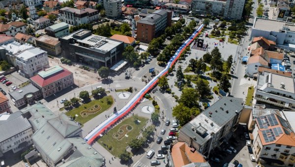 ЧУДЕСАН ПРИЗОР: Бијељином се вијорила најдужа застава Српске (ФОТО) ЧУДЕСАН ПРИЗОР: Бијељином се вијорила најдужа застава Српске (ФОТО)