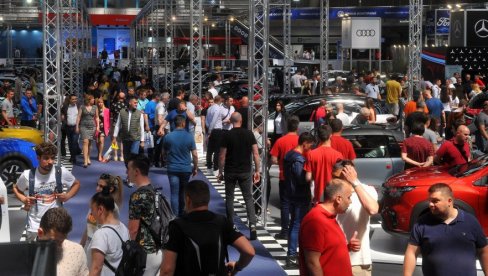 RAT EVROPE I KINE OKO ELEKTRIČNIH AUTOMOBILA: Brisel strepi od istočnog giganta RAT EVROPE I KINE OKO ELEKTRIČNIH AUTOMOBILA: Brisel strepi od istočnog giganta