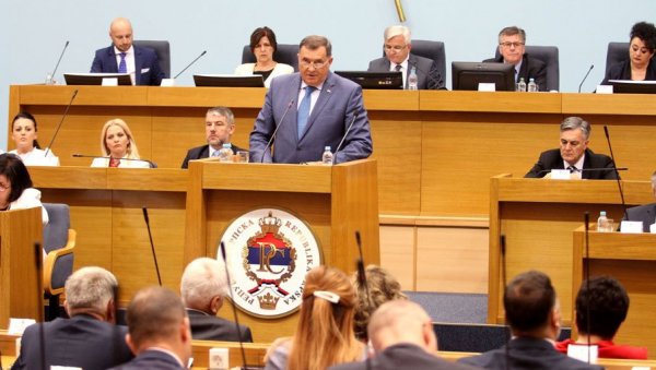 ШМИТОВ НОВИ УДАР НА СРПСКУ: Високи представник у БиХ, чије именовање Бањалука не признаје, најавио да ће искористити тзв. бонска овлашћења ШМИТОВ НОВИ УДАР НА СРПСКУ: Високи представник у БиХ, чије именовање Бањалука не признаје, најавио да ће искористити тзв. бонска овлашћења