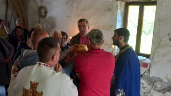 ВЕРНИЦИ СЕ ОКУПИЛИ НАДОМАК АДМИНИСТРАТИВНЕ ЛИНИЈЕ Празник светог Василија Острошког обележен и у Васиљевцу ВЕРНИЦИ СЕ ОКУПИЛИ НАДОМАК АДМИНИСТРАТИВНЕ ЛИНИЈЕ Празник светог Василија Острошког обележен и у Васиљевцу