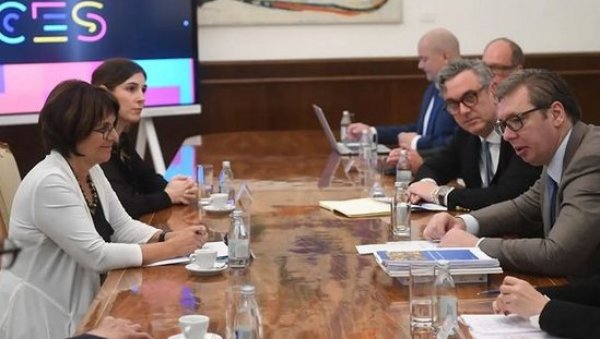 НА НАШУ МОЛБУ ПОНОВО У БЕОГРАДУ Вучић: Хвала Урсули Рејнолд и влади Швајцарске на огромној подршци коју пружају Србији НА НАШУ МОЛБУ ПОНОВО У БЕОГРАДУ Вучић: Хвала Урсули Рејнолд и влади Швајцарске на огромној подршци коју пружају Србији