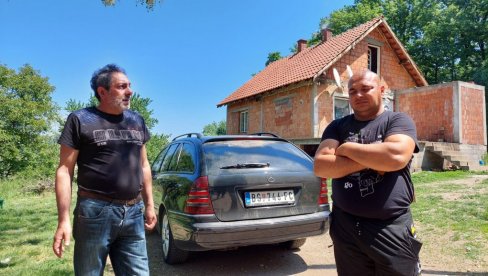 NIŠTA NIJE UPUĆIVALO NA ZLOČIN: Slavoljubova porodica u šoku On i Snežana su juče ujutro sedeli u dvorištu, pili kafu i smejali se NIŠTA NIJE UPUĆIVALO NA ZLOČIN: Slavoljubova porodica u šoku On i Snežana su juče ujutro sedeli u dvorištu, pili kafu i smejali se