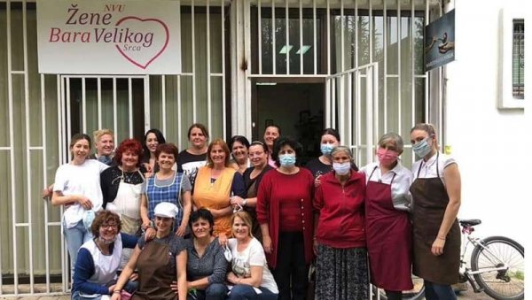 ТАЛАС ХУМАНОСТИ И ЈОШ ЈЕДНА НАГРАДА ЗА ЖЕНЕ БАРА: Народна кухиња свакодневно храни, облачи, обува 250 неснађених Барана ТАЛАС ХУМАНОСТИ И ЈОШ ЈЕДНА НАГРАДА ЗА ЖЕНЕ БАРА: Народна кухиња свакодневно храни, облачи, обува 250 неснађених Барана