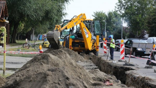 МИЛИОНИ У НОВЕ ЦЕВИ: Уз помоћ Покрајине у Кикинди мењају водоводну мрежу МИЛИОНИ У НОВЕ ЦЕВИ: Уз помоћ Покрајине у Кикинди мењају водоводну мрежу