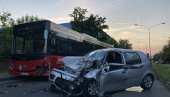 SUDAR AUTOBUSA I AUTOMOBILA NA ULAZU U NASELJE STEPA STEPANOVIĆ: Putnici povređeni - prevezeni u Urgentni (FOTO/VIDEO)