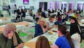 VEČERA U MENZI: Darija Kisić Tepavčević sa studentima u Kosovskoj Mitrovici VEČERA U MENZI: Darija Kisić Tepavčević sa studentima u Kosovskoj Mitrovici