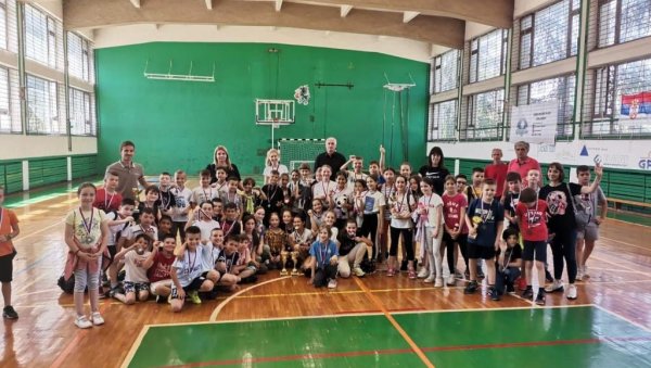 ОДРЖАНА МАЛА ОЛИМПИЈАДА НА ЧУКАРИЦИ: На полигонима се таккмичили ученици од првог до трећег разреда ОДРЖАНА МАЛА ОЛИМПИЈАДА НА ЧУКАРИЦИ: На полигонима се таккмичили ученици од првог до трећег разреда