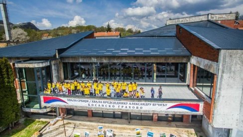 VELIKA ZAHVALNOST SRBIJI: Poruka upućena Vučiću osvanula na obnovljenom domu kulture u Bosanskom Grahovu