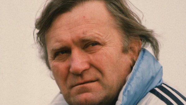 САХРАНА ЛЕГЕНДАРНОГ ИВИЦЕ ОСИМА: На комеморацији ће бити многа велика имена југословенског фудбала САХРАНА ЛЕГЕНДАРНОГ ИВИЦЕ ОСИМА: На комеморацији ће бити многа велика имена југословенског фудбала