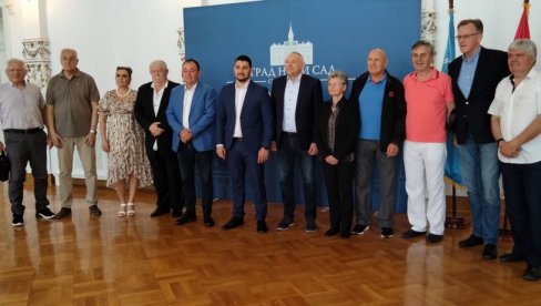 LEGENDE ODRŽAVAJU MOSTOVE PRIJATELJSTVA: Istaknuti sportski veterani Novog Sada i Zagreba na prijemu u Gradskoj kući LEGENDE ODRŽAVAJU MOSTOVE PRIJATELJSTVA: Istaknuti sportski veterani Novog Sada i Zagreba na prijemu u Gradskoj kući