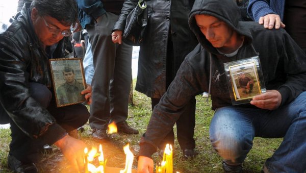 КАКО НАМ ТУЗЛА ЈОШ СОЛИ РАНЕ ИЗ КОЛОНЕ СМРТИ: Некадашњи војници и резервисти ЈНА, за недељне Новости, о масакру муслиманских хорди КАКО НАМ ТУЗЛА ЈОШ СОЛИ РАНЕ ИЗ КОЛОНЕ СМРТИ: Некадашњи војници и резервисти ЈНА, за недељне Новости, о масакру муслиманских хорди