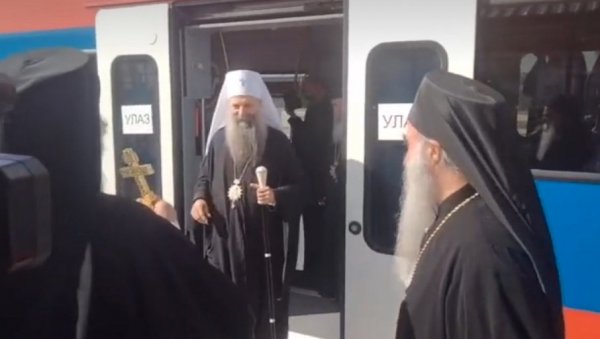 ПАТРИЈАРХ БРЗИМ ВОЗОМ СТИГАО У СРЕМСКЕ КАРЛОВЦЕ: Поглавара и архијереје СПЦ дочекали фијакери и бајкери (ВИДЕО) ПАТРИЈАРХ БРЗИМ ВОЗОМ СТИГАО У СРЕМСКЕ КАРЛОВЦЕ: Поглавара и архијереје СПЦ дочекали фијакери и бајкери (ВИДЕО)