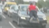 SNIMAK SA SAJMA ŠOKIRAO SVE: Muškarac se vozi na haubi automobila (VIDEO) SNIMAK SA SAJMA ŠOKIRAO SVE: Muškarac se vozi na haubi automobila (VIDEO)