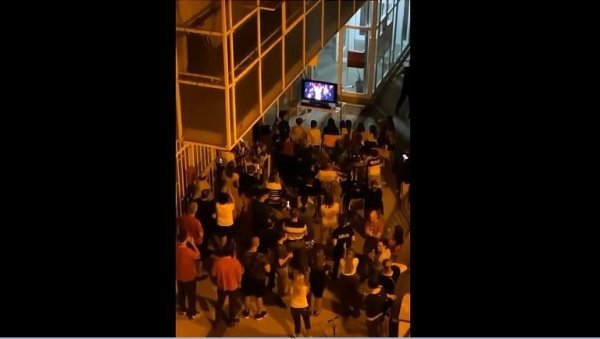 КОМШИЛУК УЗ КОНСТРАКТУ: Испред зграде Ане Ђурић окупили се грађани, сви навијају (ВИДЕО) КОМШИЛУК УЗ КОНСТРАКТУ: Испред зграде Ане Ђурић окупили се грађани, сви навијају (ВИДЕО)