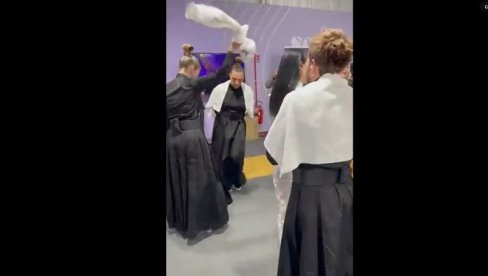 POVELI KOLCE, VRTE PEŠKIRE: Konstrakta i njen tim se zabavljali par sati pred finale Evrovizije POVELI KOLCE, VRTE PEŠKIRE: Konstrakta i njen tim se zabavljali par sati pred finale Evrovizije
