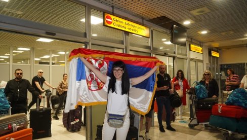 KONSTRAKTA SA RAŠIRENOM TROBOJKOM U RUKAMA: Divne slike sa aerodroma Nikola Tesla! (FOTO) KONSTRAKTA SA RAŠIRENOM TROBOJKOM U RUKAMA: Divne slike sa aerodroma Nikola Tesla! (FOTO)