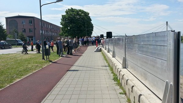 ПАНЕЛИ БРАНЕ ГРАД ОД ВОДЕ: Сремска Митровица обележила је на кеју осам година од успешне одбране од великих поплава