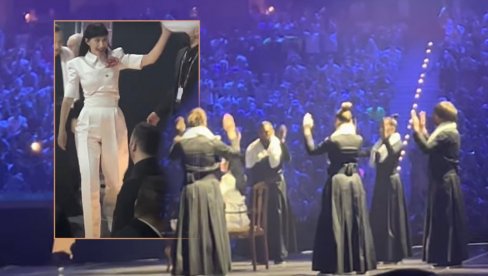 SNIMAK IZ PUBLIKE: Stranci u euforiji pevaju Biti zdrava!, tapšu - cela hala KAO JEDAN (VIDEO) SNIMAK IZ PUBLIKE: Stranci u euforiji pevaju Biti zdrava!, tapšu - cela hala KAO JEDAN (VIDEO)
