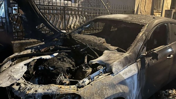 ЛУКСУЗНИ „МЕРЦЕДЕС“ ИЗГОРЕО ДО НЕПРЕПОЗНАТЉИВОСТИ: У Кулина Бана на Звездари свуда трагови експлозије и паљевине (ФОТО) ЛУКСУЗНИ „МЕРЦЕДЕС“ ИЗГОРЕО ДО НЕПРЕПОЗНАТЉИВОСТИ: У Кулина Бана на Звездари свуда трагови експлозије и паљевине (ФОТО)