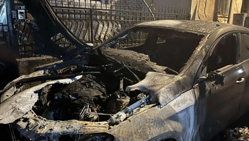 LUKSUZNI „MERCEDES“ IZGOREO DO NEPREPOZNATLJIVOSTI: U Kulina Bana na Zvezdari svuda tragovi eksplozije i paljevine (FOTO) LUKSUZNI „MERCEDES“ IZGOREO DO NEPREPOZNATLJIVOSTI: U Kulina Bana na Zvezdari svuda tragovi eksplozije i paljevine (FOTO)