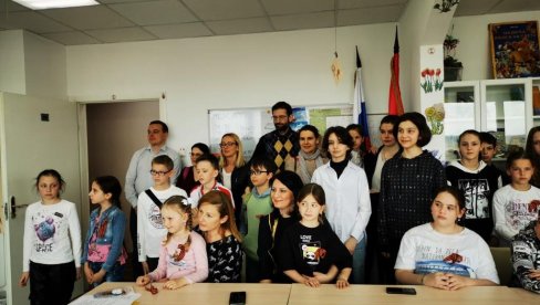 СРПСКЕ СКАМИЈЕ КОД ГОСПОЂЕ РАНКЕ: Новости у српској школи у Москви, где уче деца наших људи и све више одраслих Руса СРПСКЕ СКАМИЈЕ КОД ГОСПОЂЕ РАНКЕ: Новости у српској школи у Москви, где уче деца наших људи и све више одраслих Руса